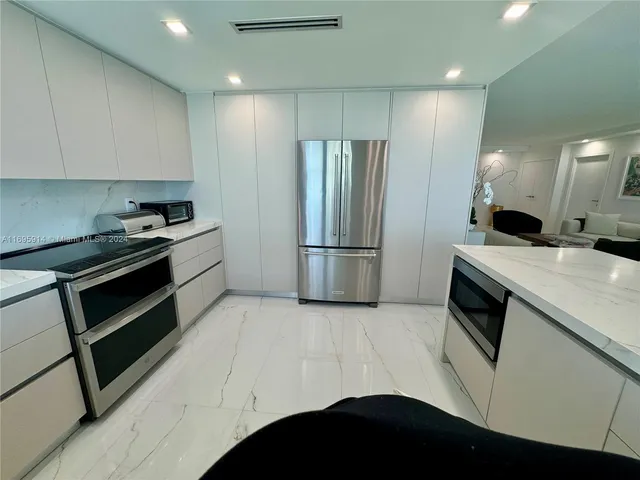 $10,000 | 9801 Collins Avenue, Unit 20E, Bal Harbour, FL 33154
