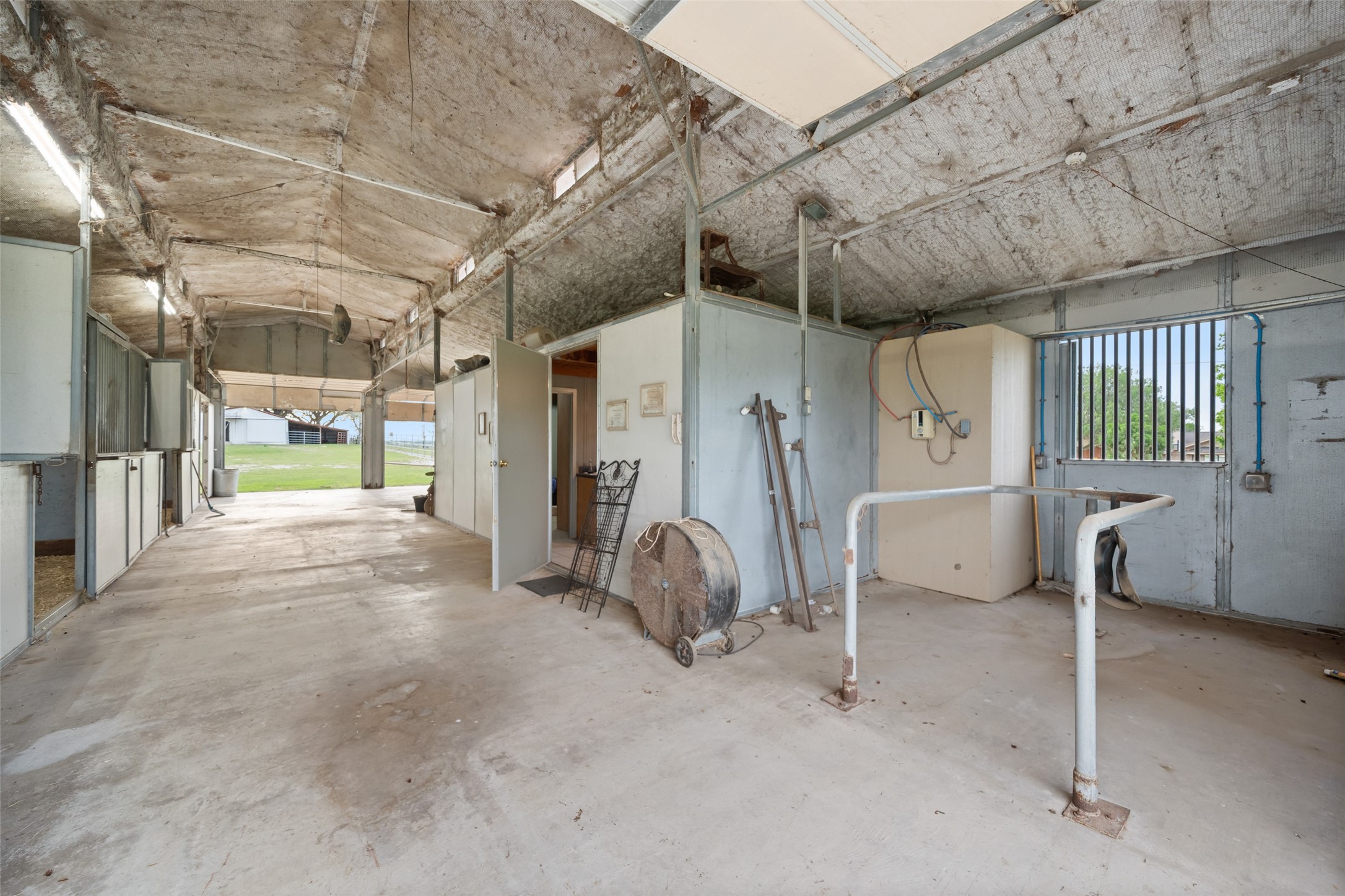 119 Fm 1891 Shiner, TX 77984 - Photo 36 of 40 a view of a hallway with a garage