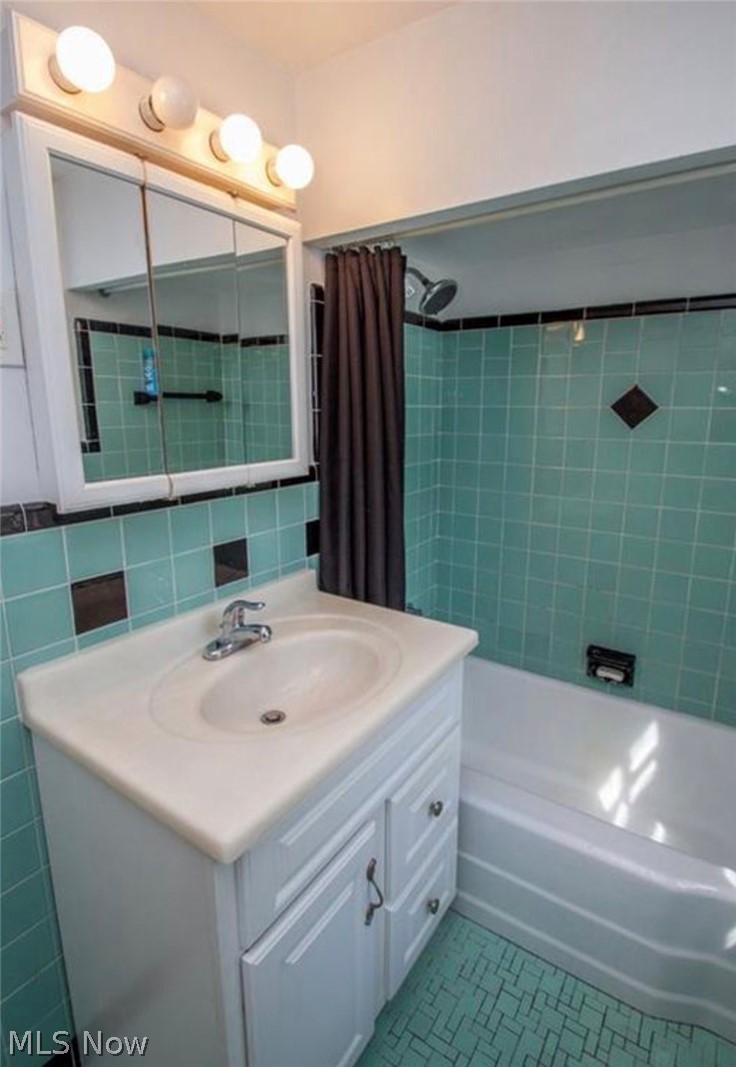 3563 Woodridge Road Cleveland Heights, OH 44121 - Photo 17 of 20 The Main Bathroom