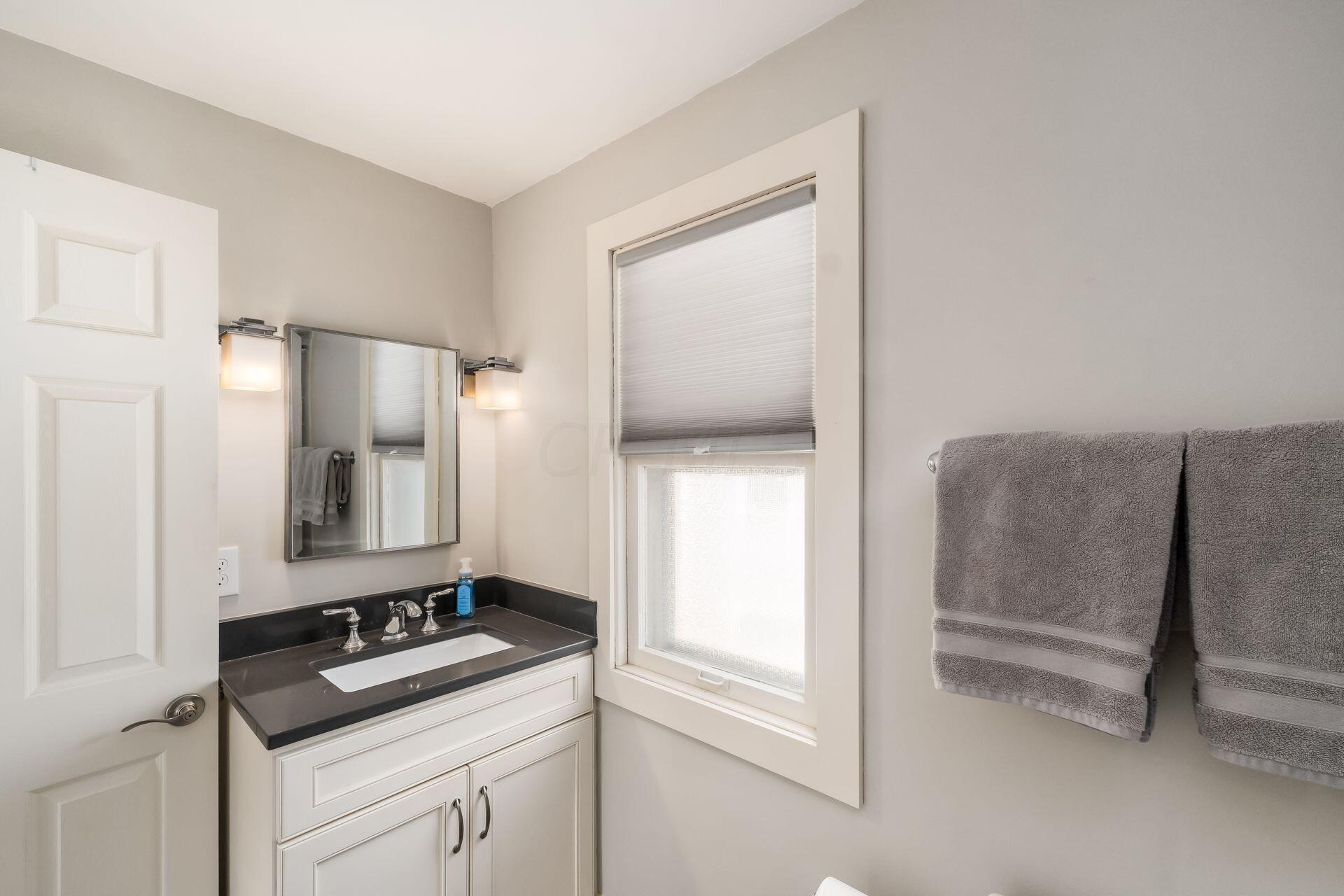 726 South Cassingham Road Columbus, OH 43209 - Photo 29 of 55 2ND FLOOR FULL BATH