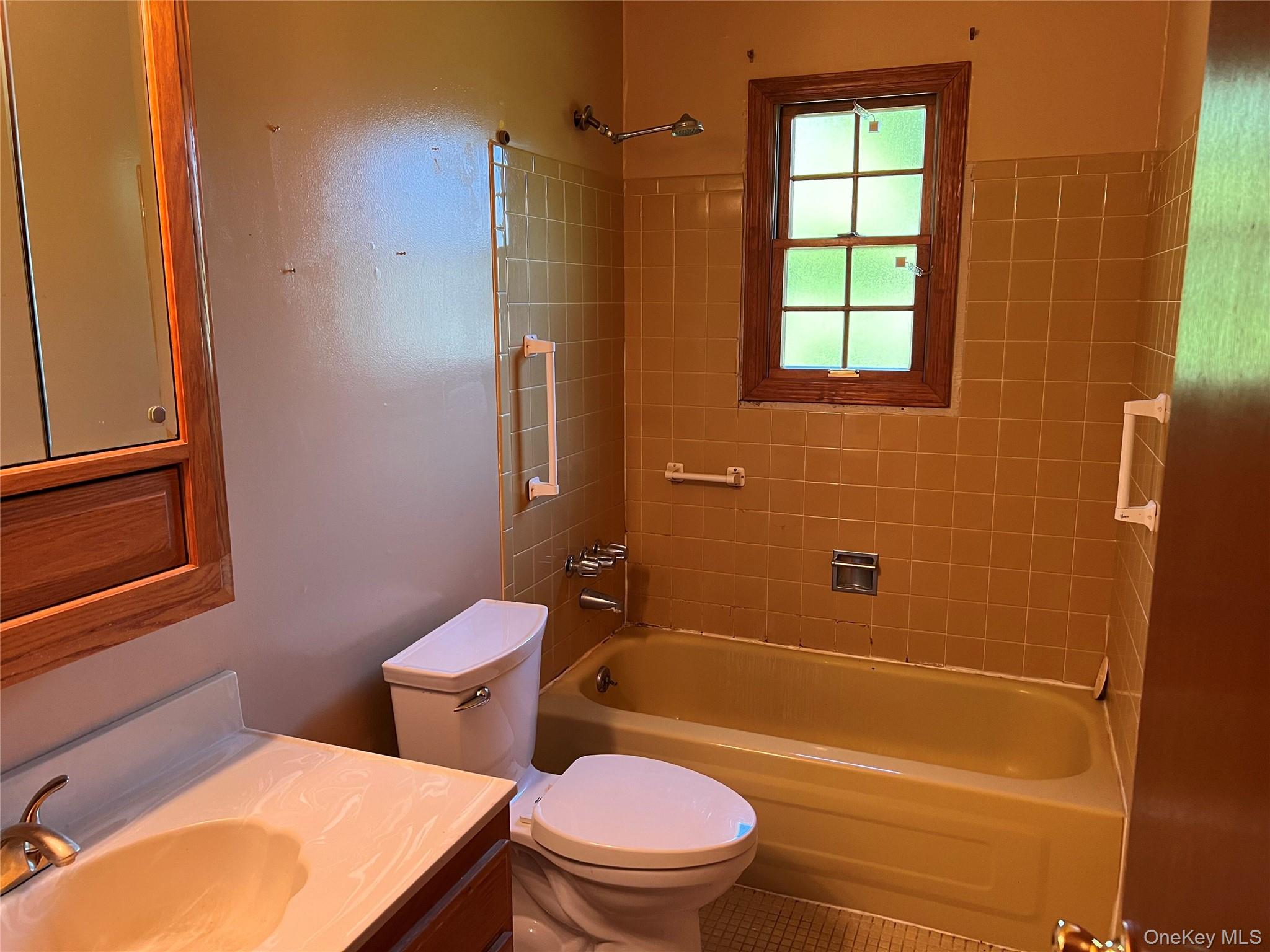27 West Tiana Road, Unit A Hampton Bays, NY 11946 - Photo 6 of 16