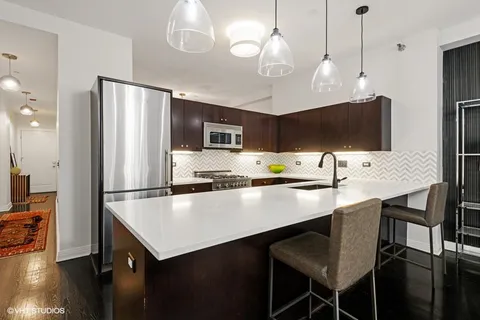 $289,900 | 6 North Michigan Avenue, Unit 610, Chicago, IL 60602