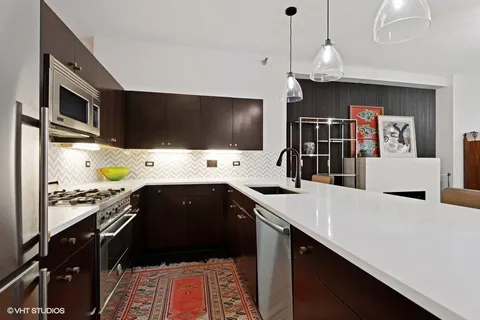 $289,900 | 6 North Michigan Avenue, Unit 610, Chicago, IL 60602