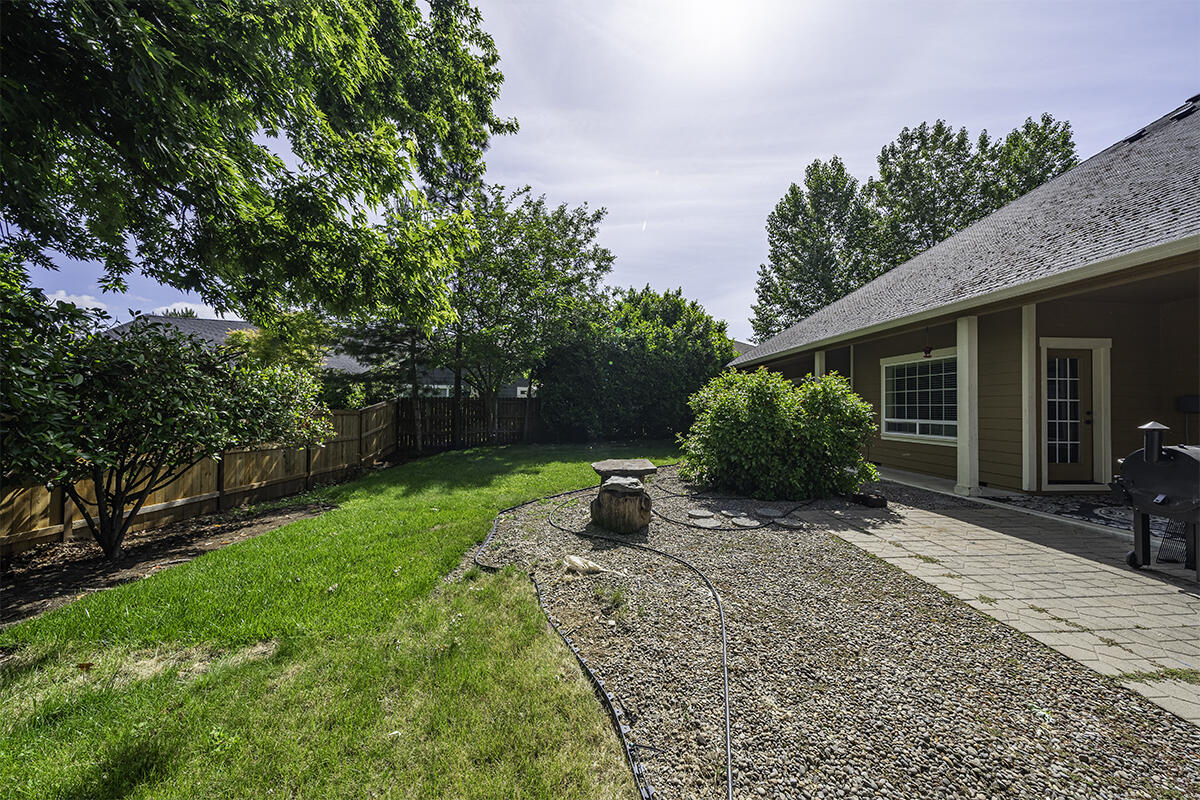 176 Echo Way Eagle Point, OR 97524 - Photo 20 of 26 DSC01308-HDR-Edit