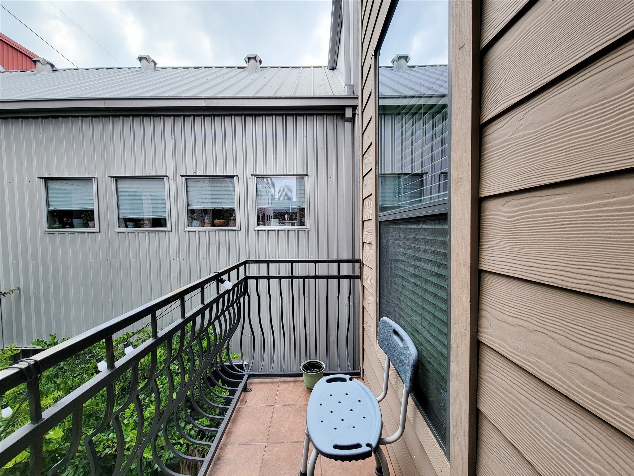 1424 Wilson Street Houston, TX 77019 - Photo 31 of 47 a close view of two chairs in the balcony