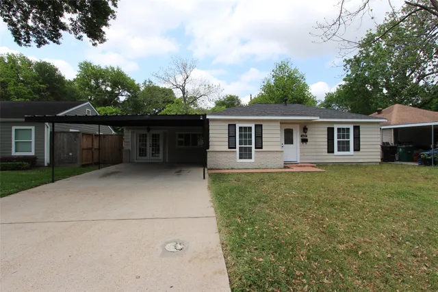 a view of a house with a backyard