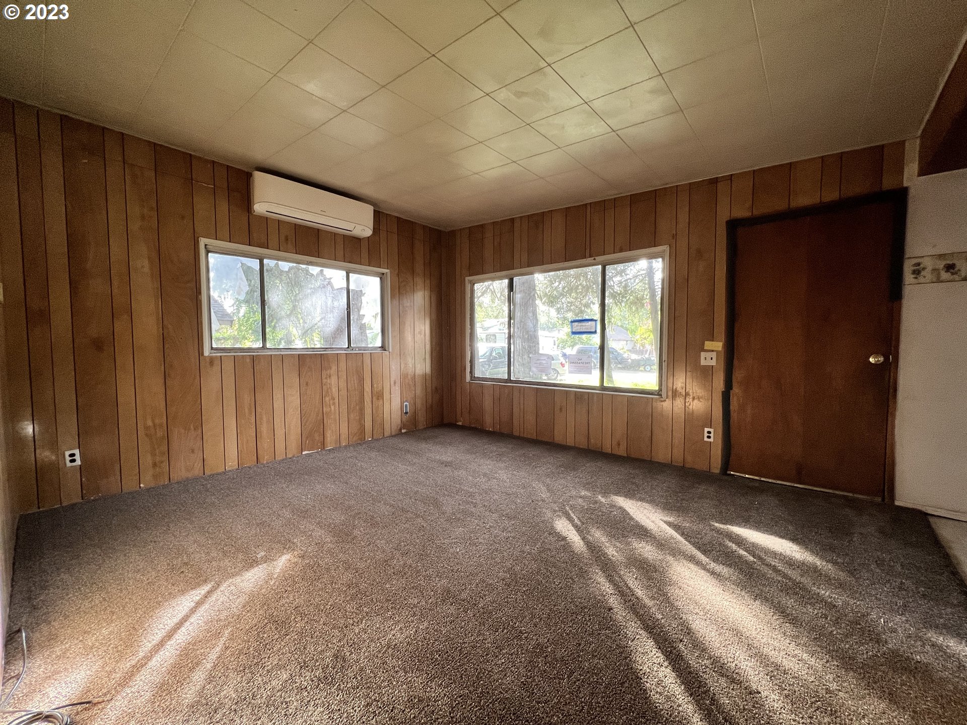 186 Barnes Road Winston, OR 97496 - Photo 6 of 12 Living Room/Entrance