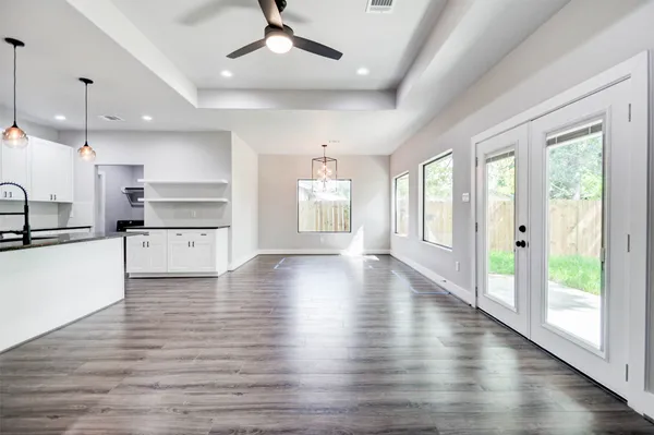 $2,100 | 6731 New York Street, Houston, TX 77021