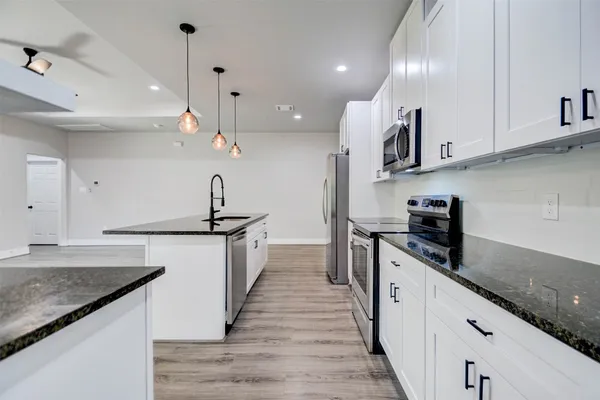 $2,100 | 6731 New York Street, Houston, TX 77021