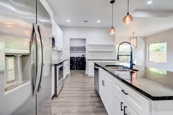 $2,100 | 6731 New York Street, Houston, TX 77021