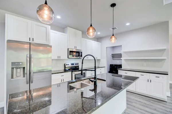 $2,100 | 6731 New York Street, Houston, TX 77021