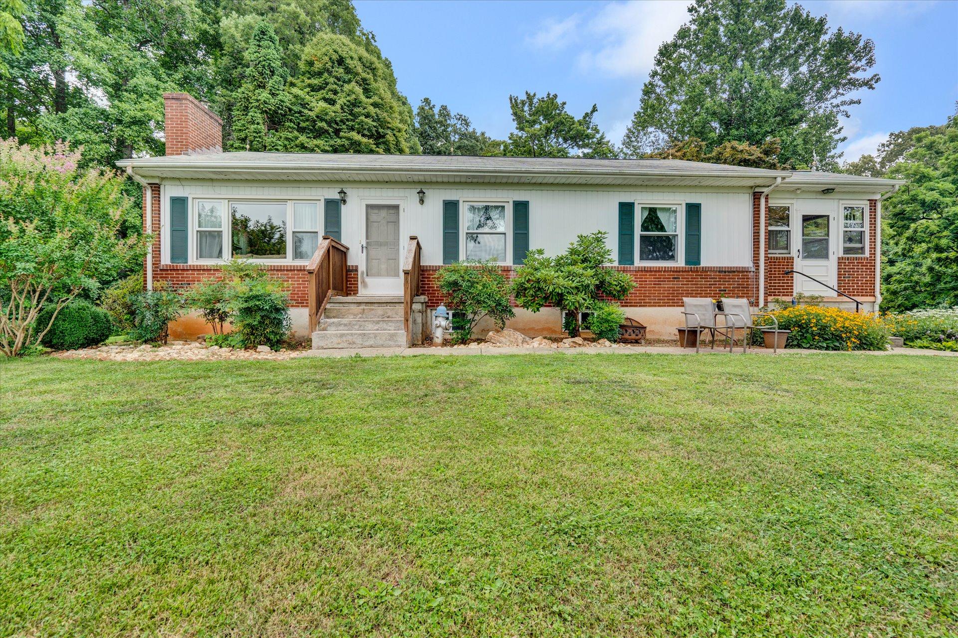 6298 Saunders Road Vinton, VA 24179 - Photo 1 of 31 a front view of house with yard and green space