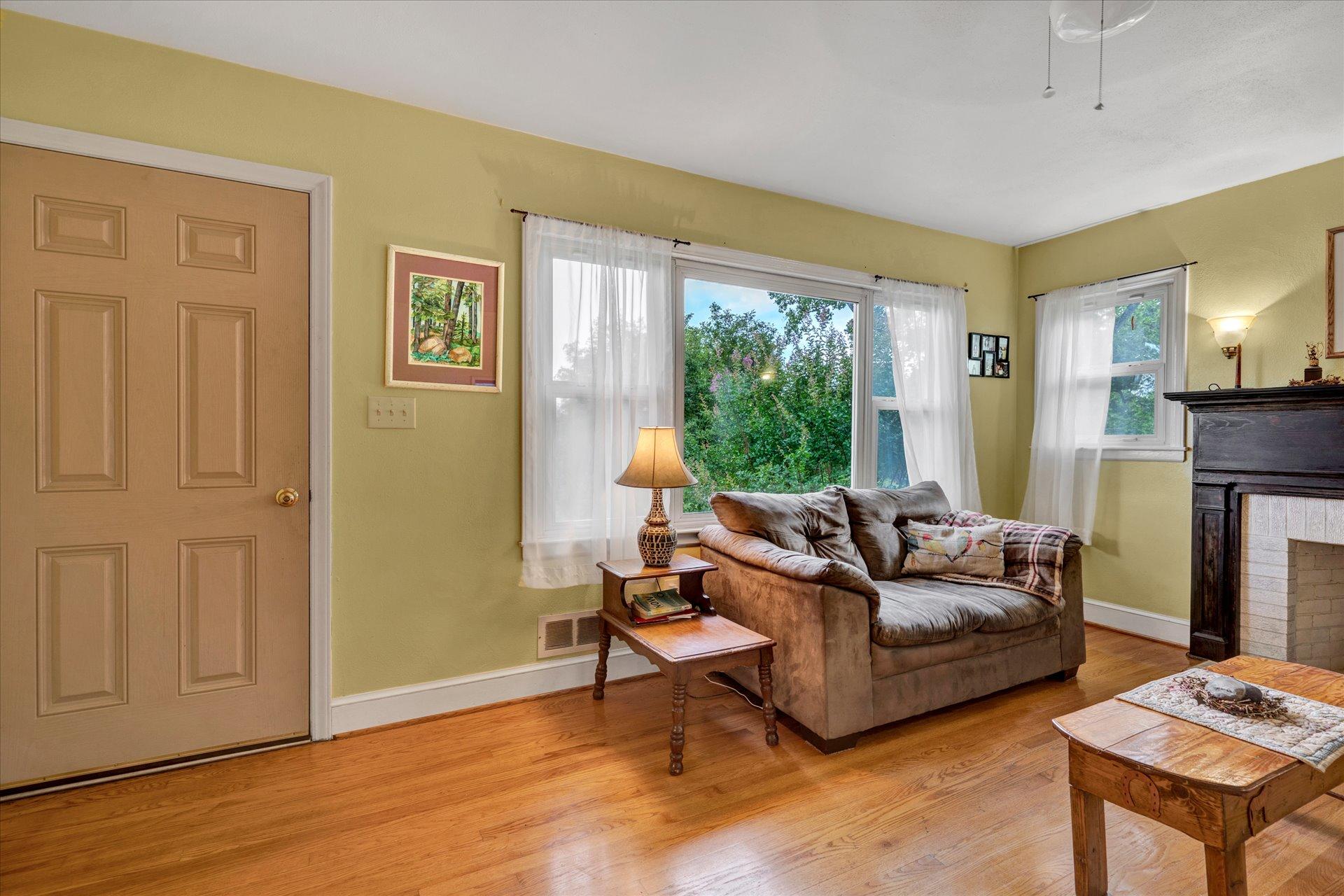 6298 Saunders Road Vinton, VA 24179 - Photo 29 of 31 a living room with furniture and a window