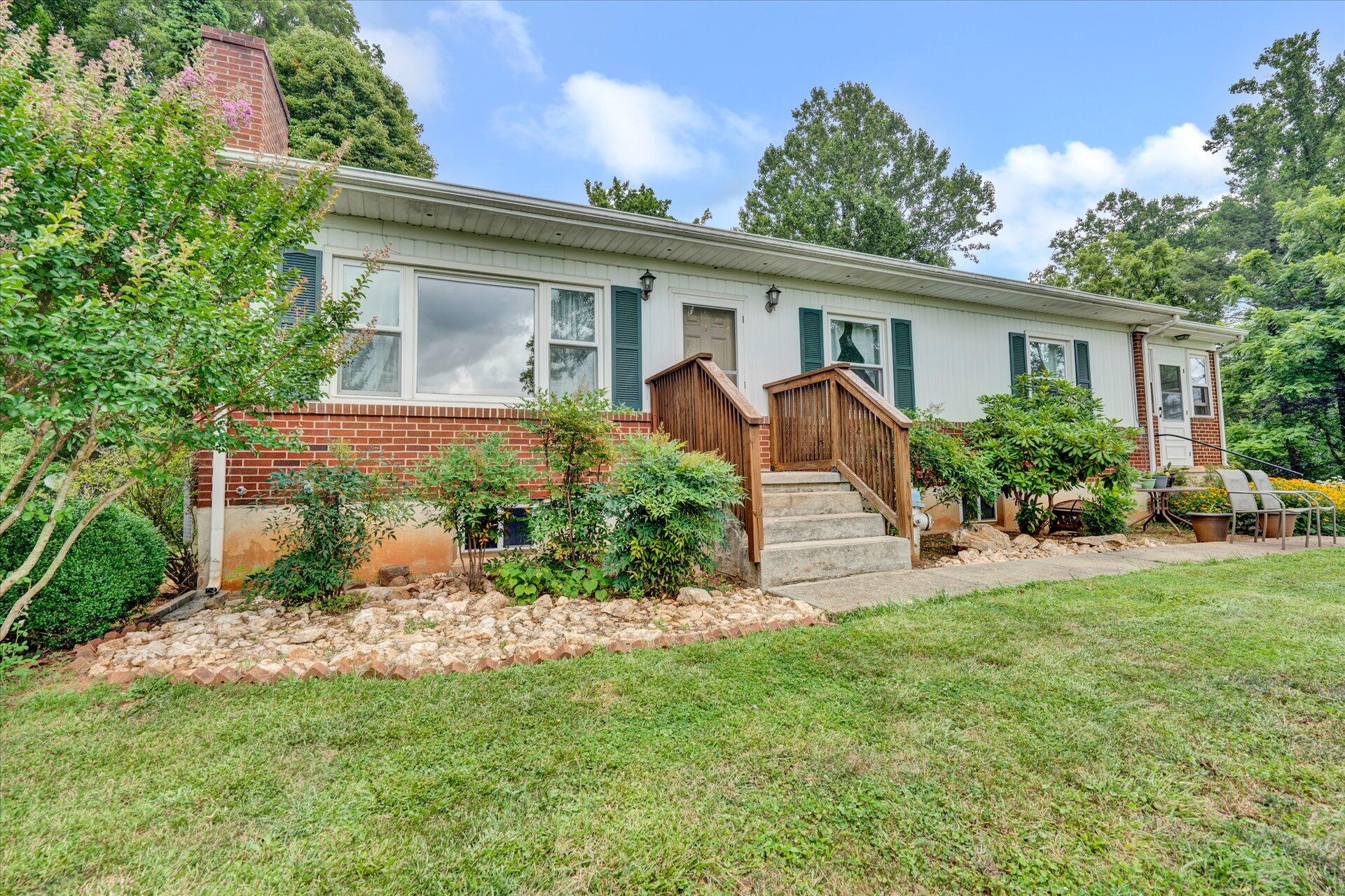 6298 Saunders Road Vinton, VA 24179 - Photo 31 of 31 front view of a house with a yard