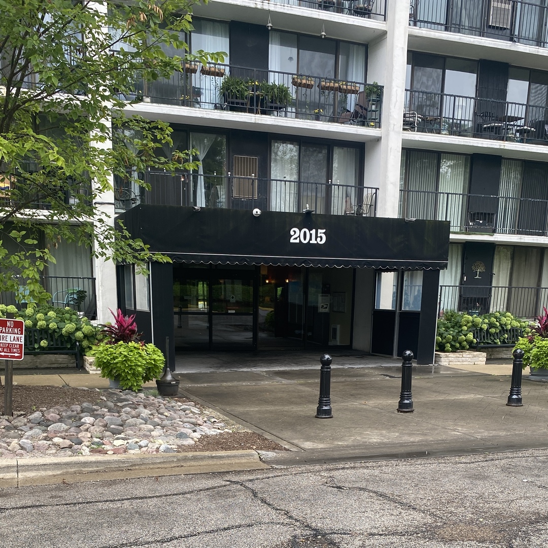 2015 South Finley Road, Unit 1101 Lombard, IL 60148 - Photo 2 of 24 a front view of a building with garden