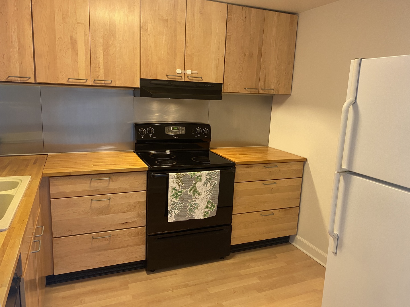 2015 South Finley Road, Unit 1101 Lombard, IL 60148 - Photo 4 of 24 a kitchen with a stove and a refrigerator