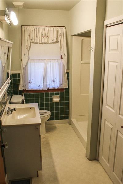 1220 Ridge Road Ambridge, PA 15003 - Photo 13 of 22 Full bath on the first floor.