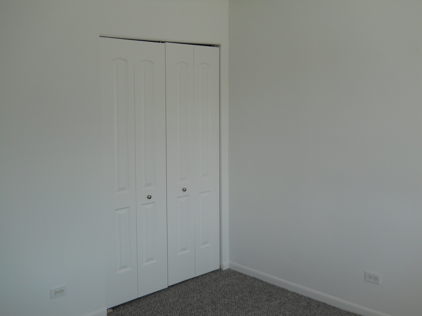 104 Steeple Drive, Unit F Buffalo Grove, IL 60089 - Photo 11 of 11 a room that has a window in it