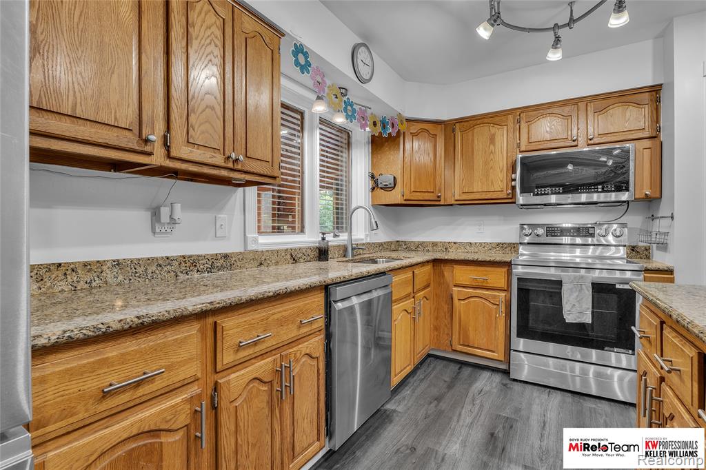 9844 Pine Knob Road Clarkston, MI 48348 - Photo 14 of 38