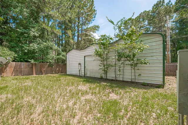 a view of a backyard