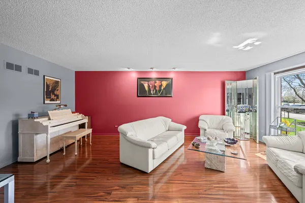 $839,900 | 4328 Phyllis Drive, Northbrook, IL 60062