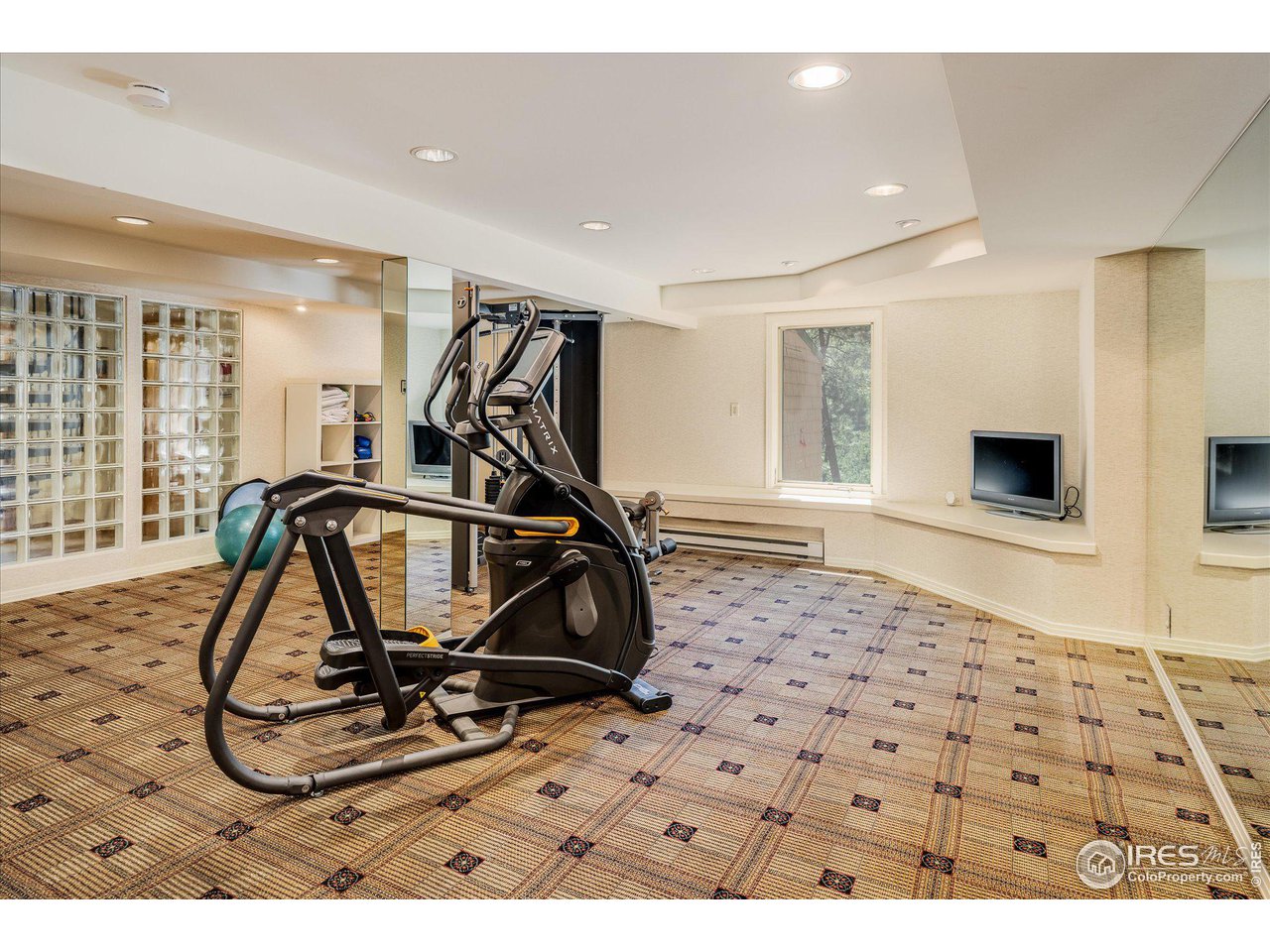 156 Betasso Road Boulder, CO 80302 - Photo 21 of 38 a view of a room with gym equipment