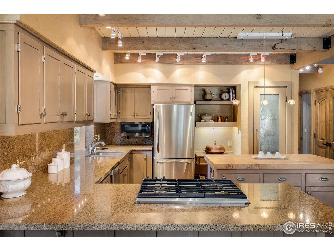 156 Betasso Road Boulder, CO 80302 - Photo 7 of 38 a kitchen with a refrigerator and a stove