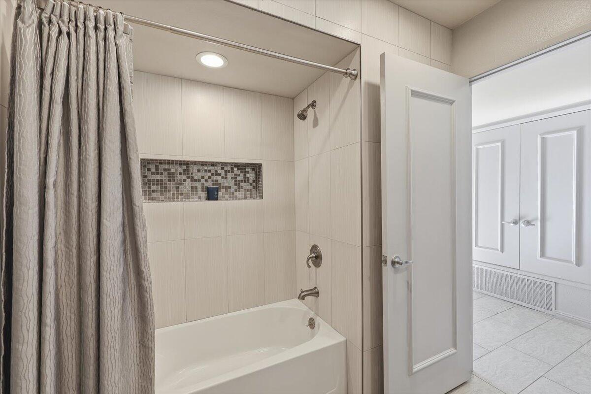 200 East Racquet Club Road, Unit 2 Palm Springs, CA 92262 - Photo 20 of 56 a bathroom with a shower and a tub