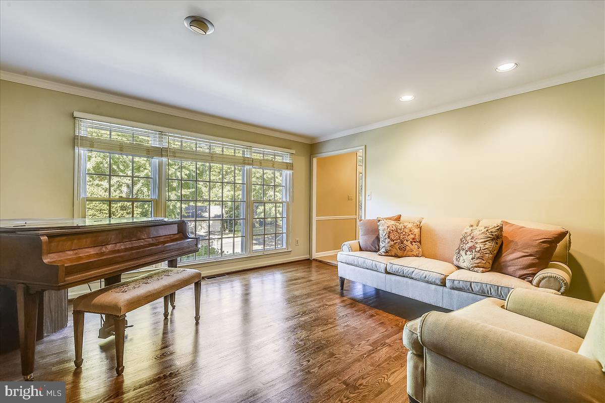 9340 Reach Road Potomac, MD 20854 - Photo 20 of 43 Living room