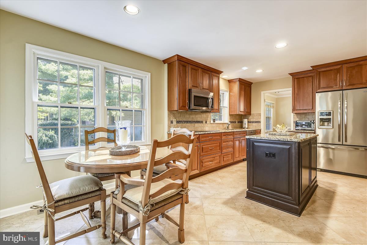 9340 Reach Road Potomac, MD 20854 - Photo 9 of 43 Eat in kitchen