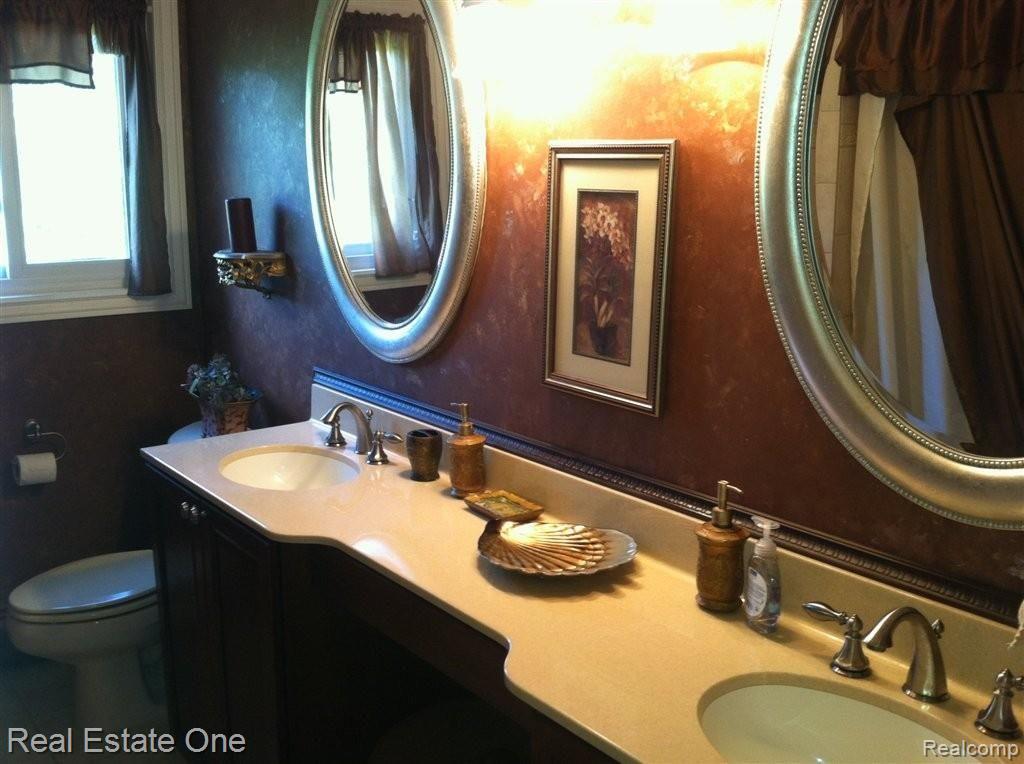 3110 East Maple Road Milford, MI 48381 - Photo 20 of 26 Full Bath with Tub.jpeg