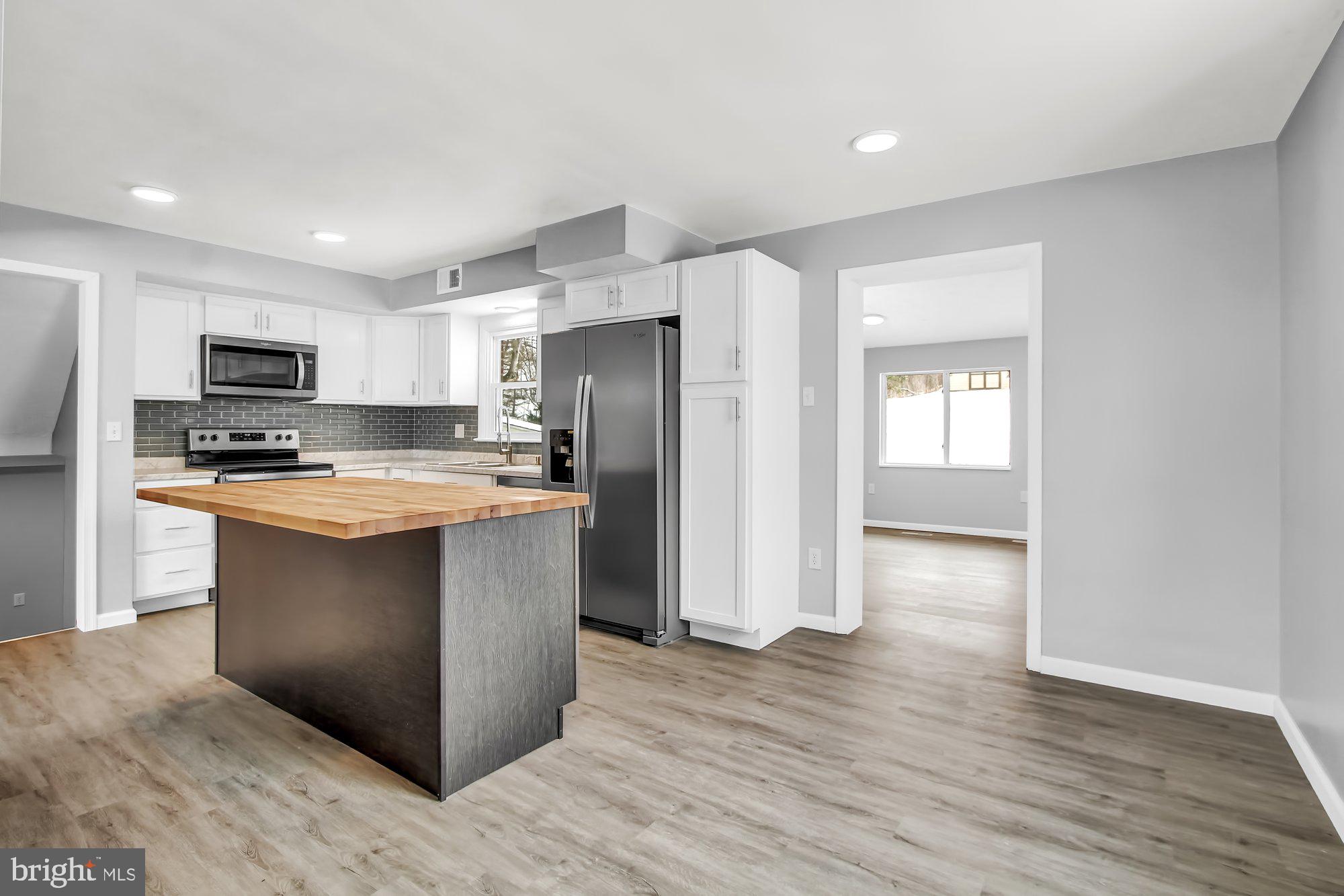 Main Living Floor-Eat-in Kitchen