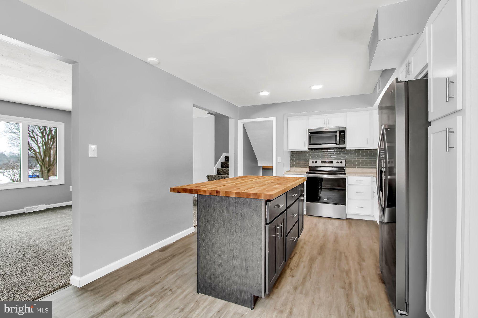 Main Living Floor-Eat-in Kitchen
