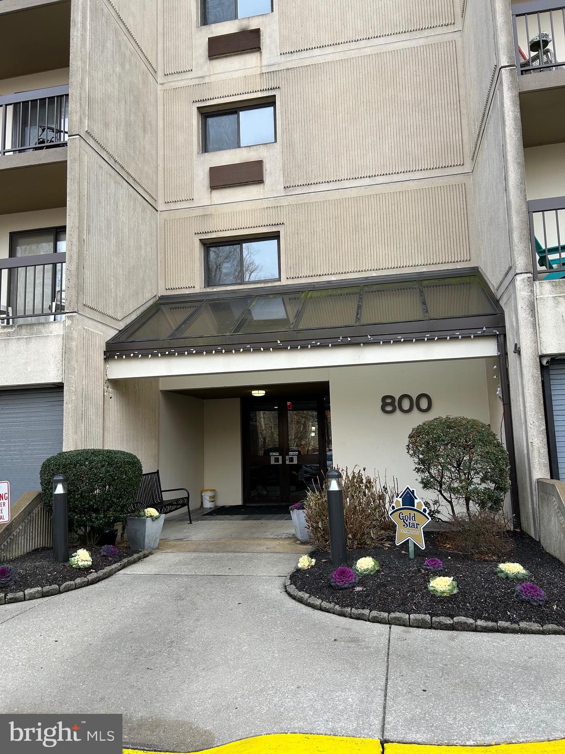 800 Avondale Road, Unit 7M Wallingford, PA 19086 - Photo 3 of 14 a kitchen with a stove and cabinets