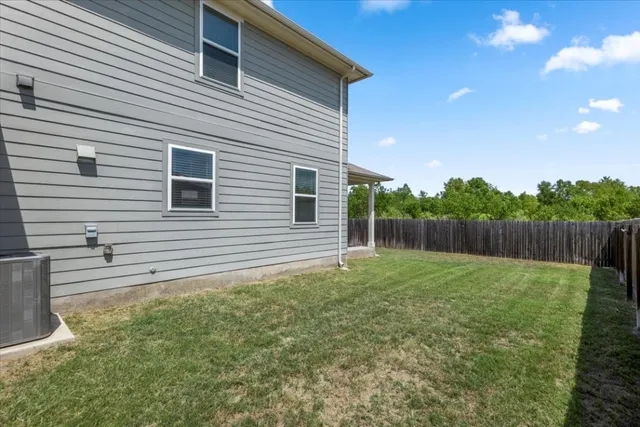 a view of a backyard