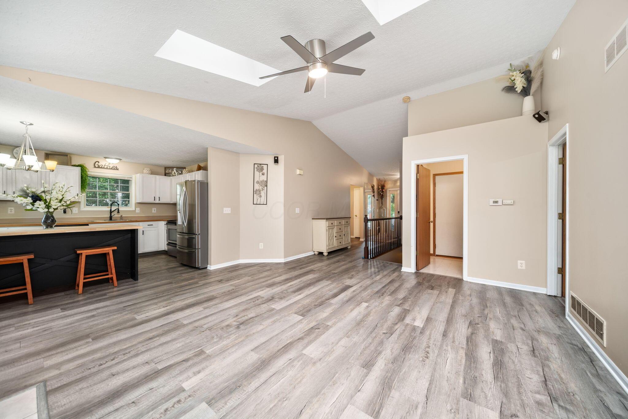 2985 Briar Ridge Road Columbus, OH 43232 - Photo 14 of 48 Living room
