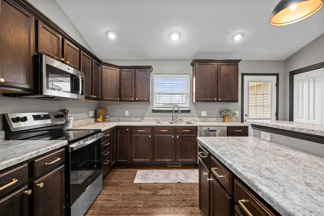 $379,900 | 1559 Olde Brandy Lane, Davenport, IA 52807