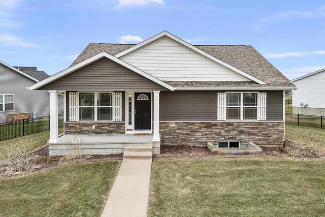 $379,900 | 1559 Olde Brandy Lane, Davenport, IA 52807