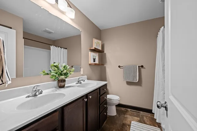 $379,900 | 1559 Olde Brandy Lane, Davenport, IA 52807