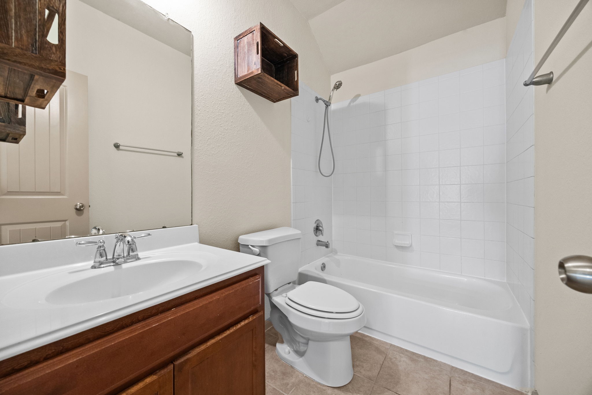 3606 Canvasback Lane Houston, TX 77047 - Photo 23 of 29 Well-appointed secondary bathroom with a vanity, tub/shower combination, and easy access for family or guests.