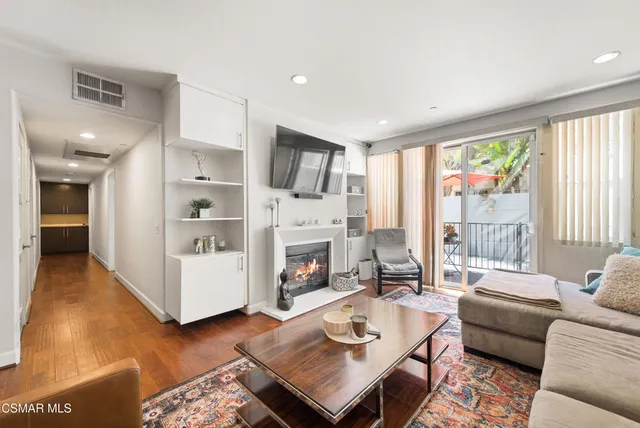 $3,600 | 10878 Bloomfield Street, Unit 107, Toluca Lake, CA 91602