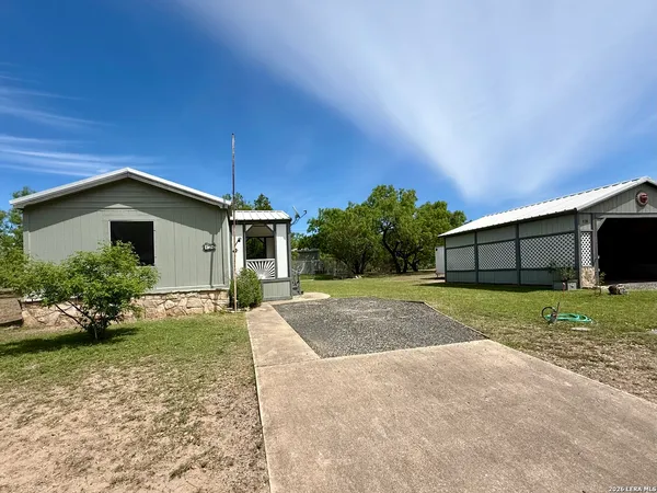a view of a house with backyard and garden