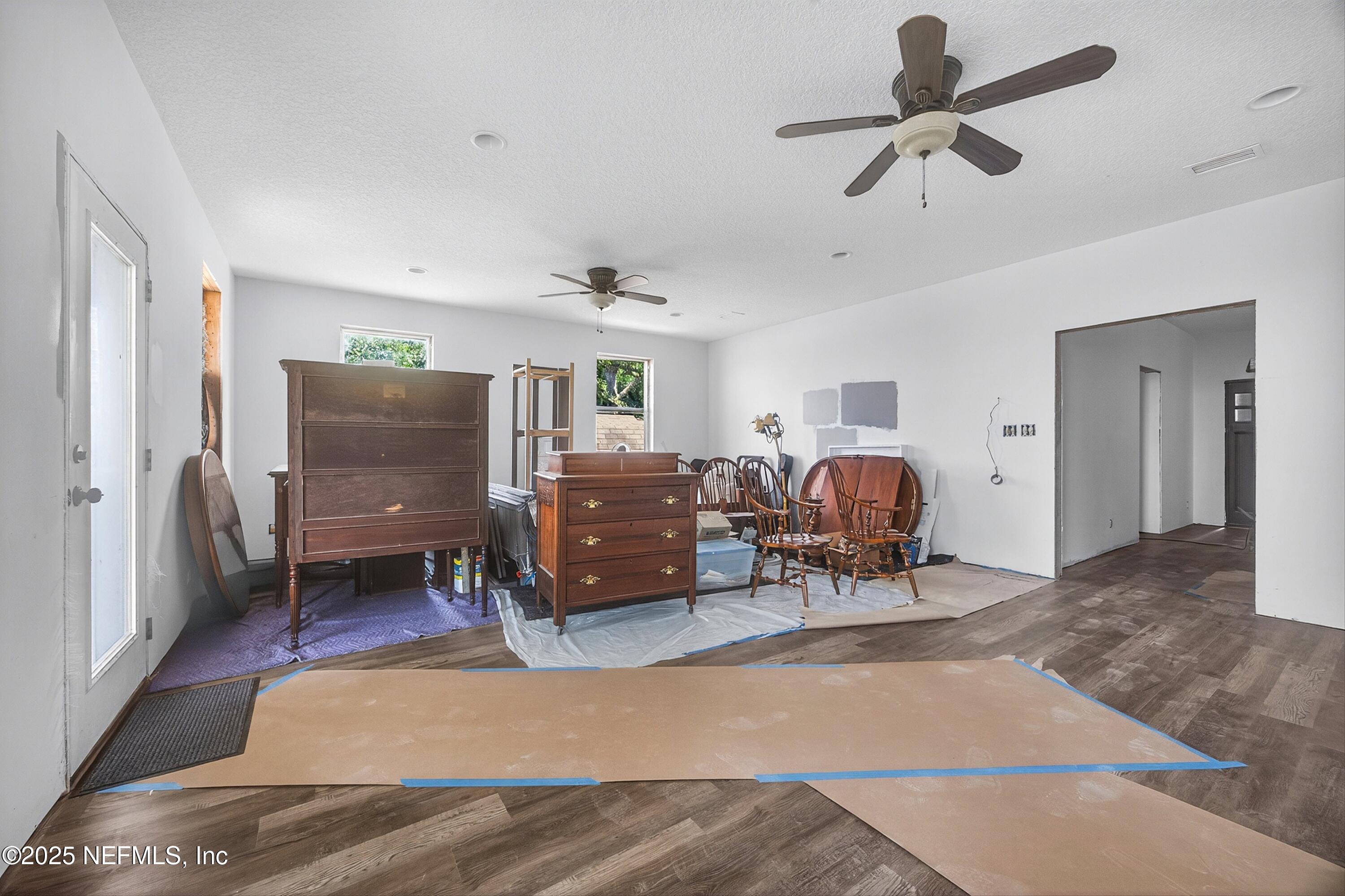 16209 Shellcracker Road Jacksonville, FL 32226 - Photo 15 of 43 a living room with furniture