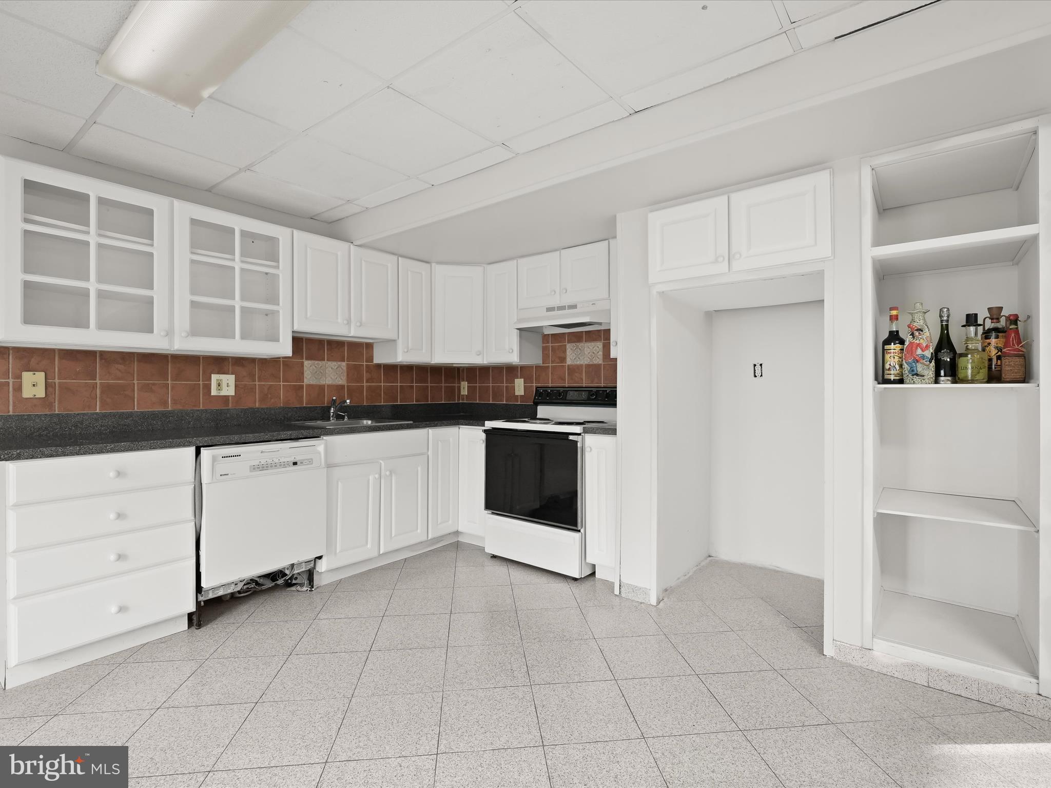 9440 Ridgeview Drive Columbia, MD 21046 - Photo 35 of 57 Kitchenette