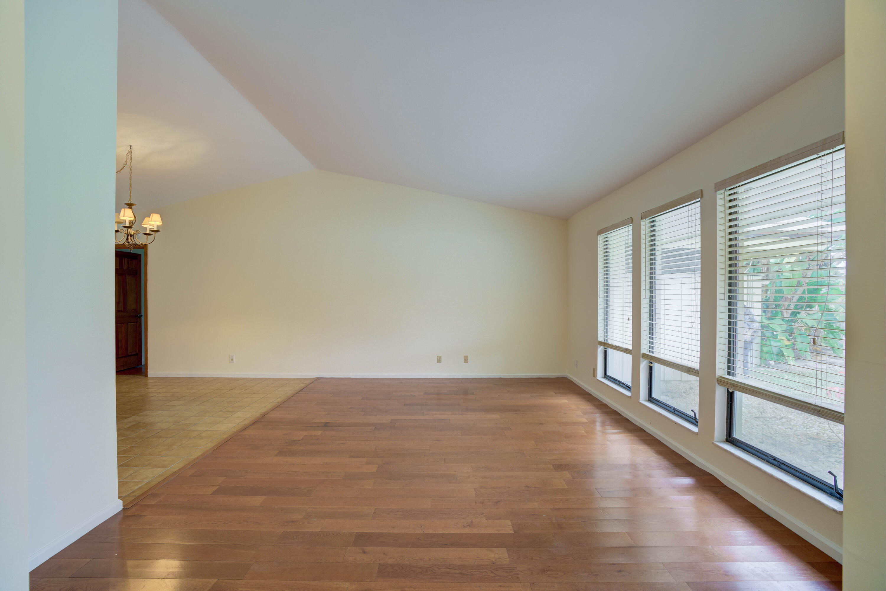 15 Dunbar Road Palm Beach Gardens, FL 33418 - Photo 4 of 45 Living Room