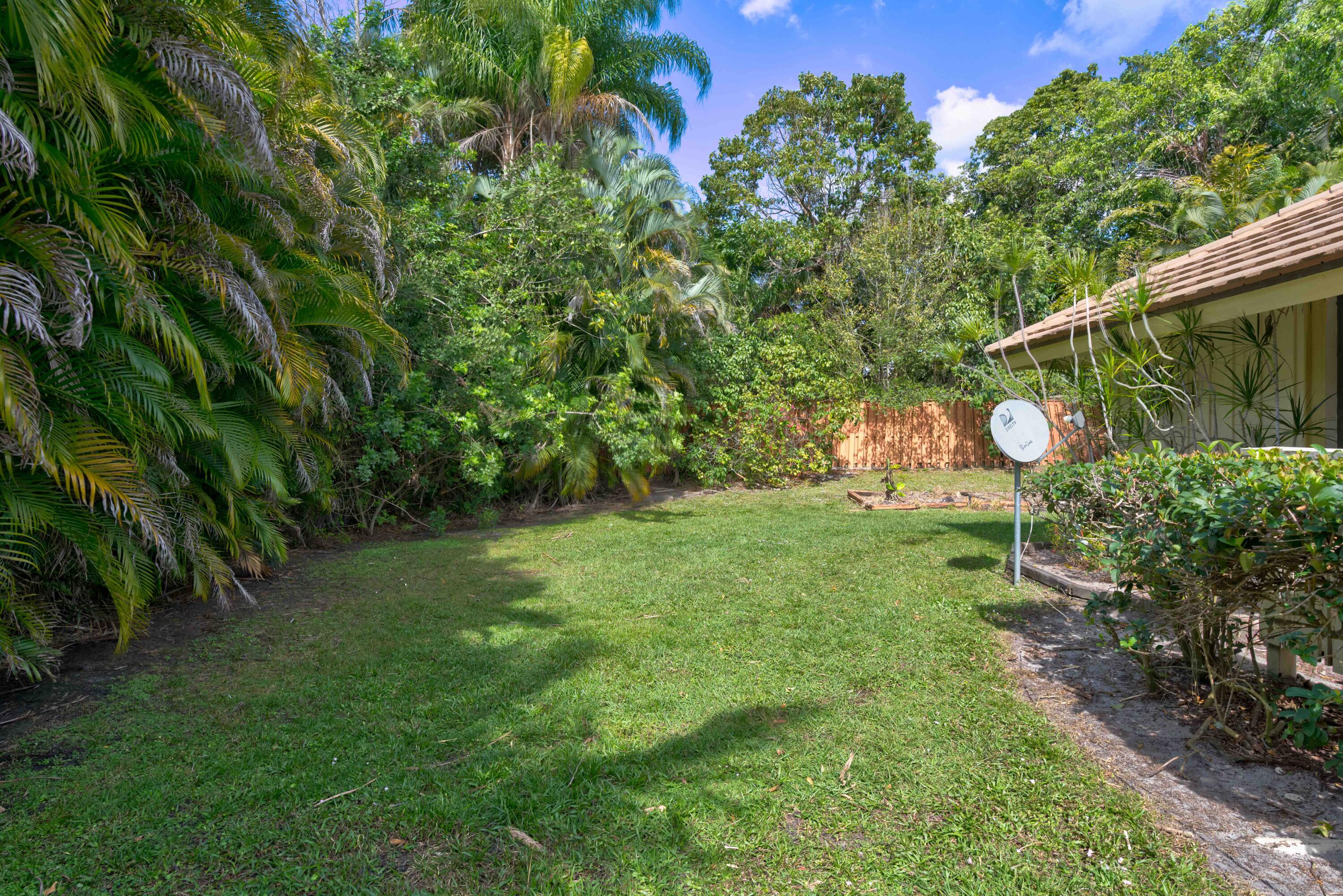15 Dunbar Road Palm Beach Gardens, FL 33418 - Photo 42 of 45 Side Yard