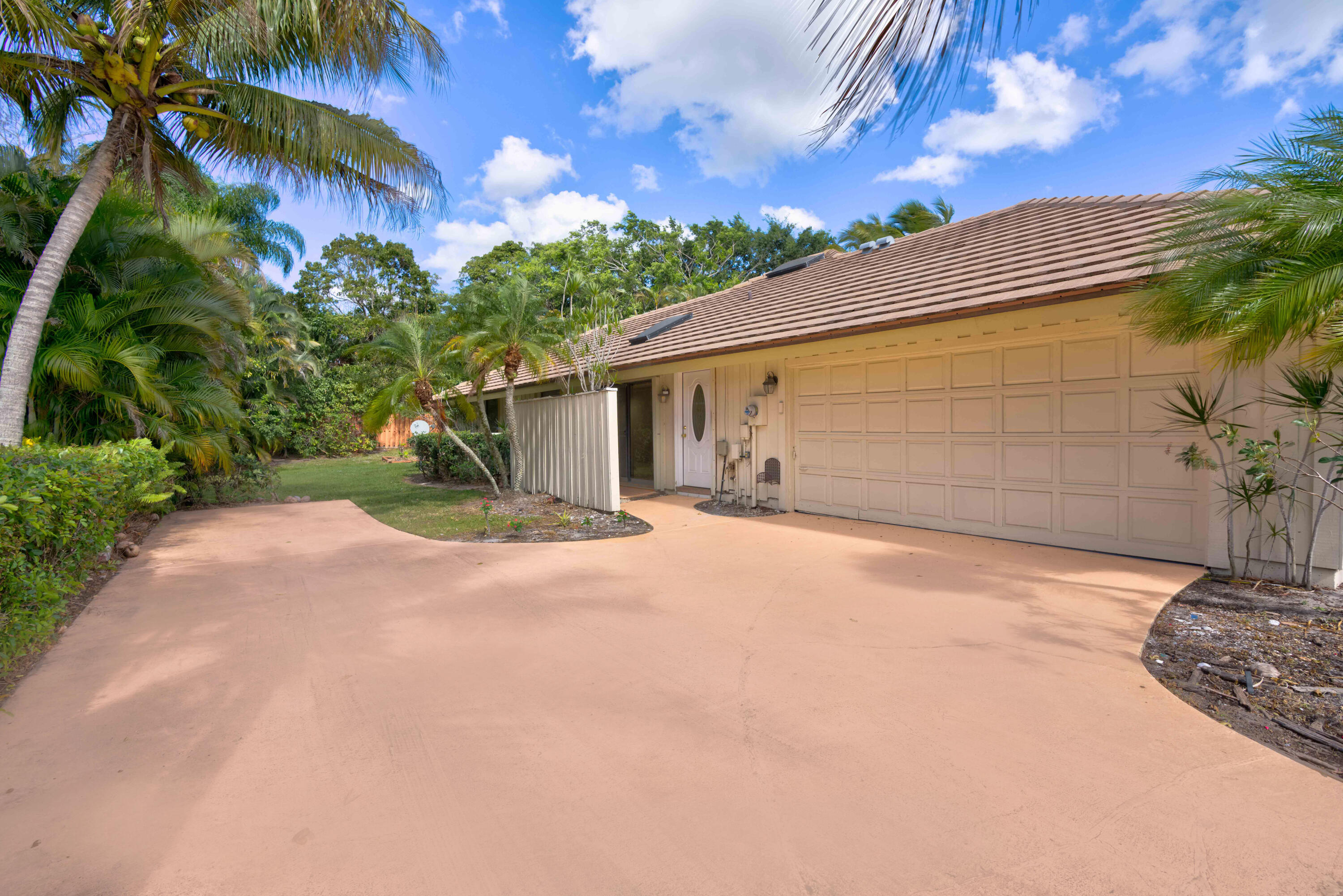 15 Dunbar Road Palm Beach Gardens, FL 33418 - Photo 44 of 45 Side View of Home