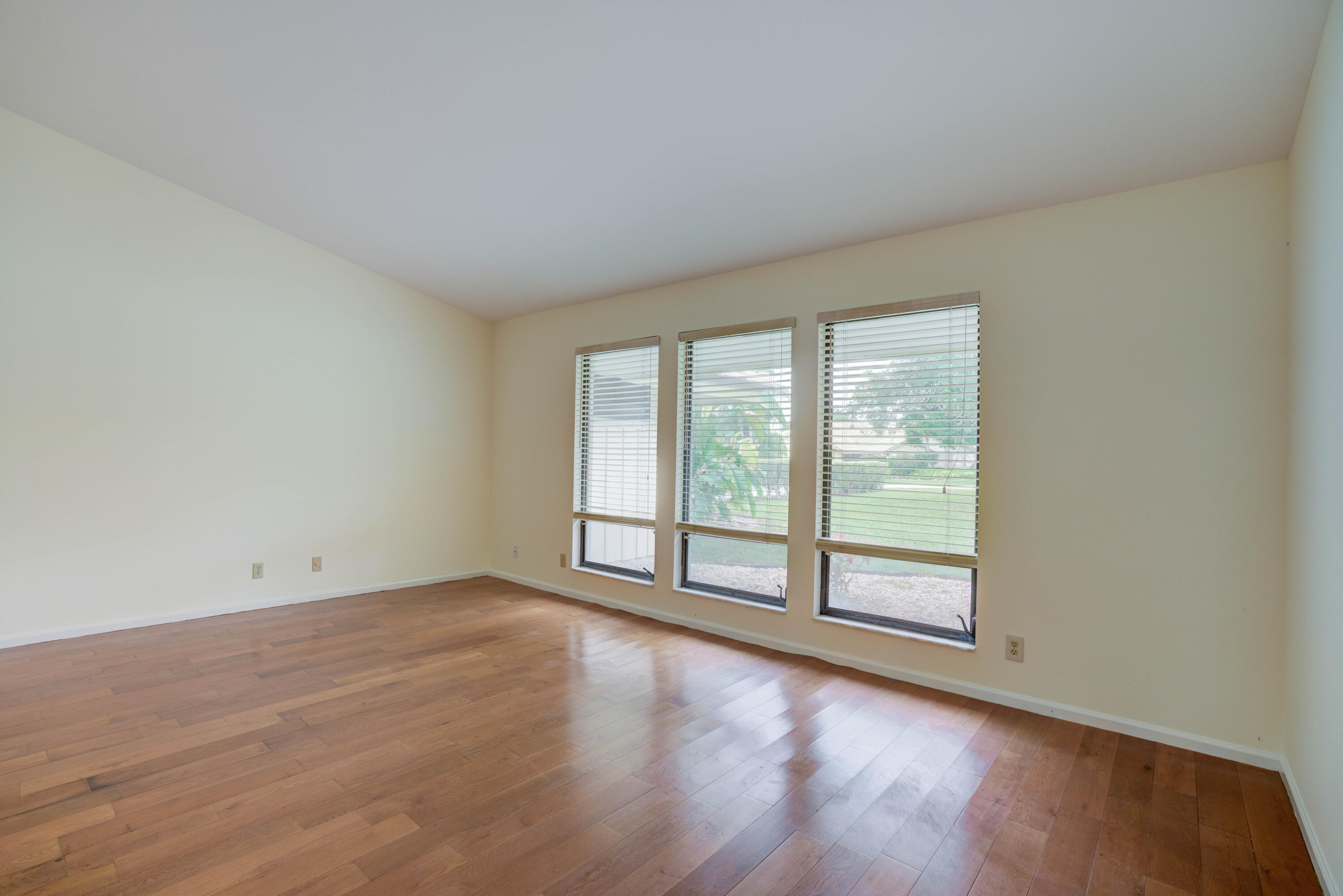 15 Dunbar Road Palm Beach Gardens, FL 33418 - Photo 5 of 45 Living Room