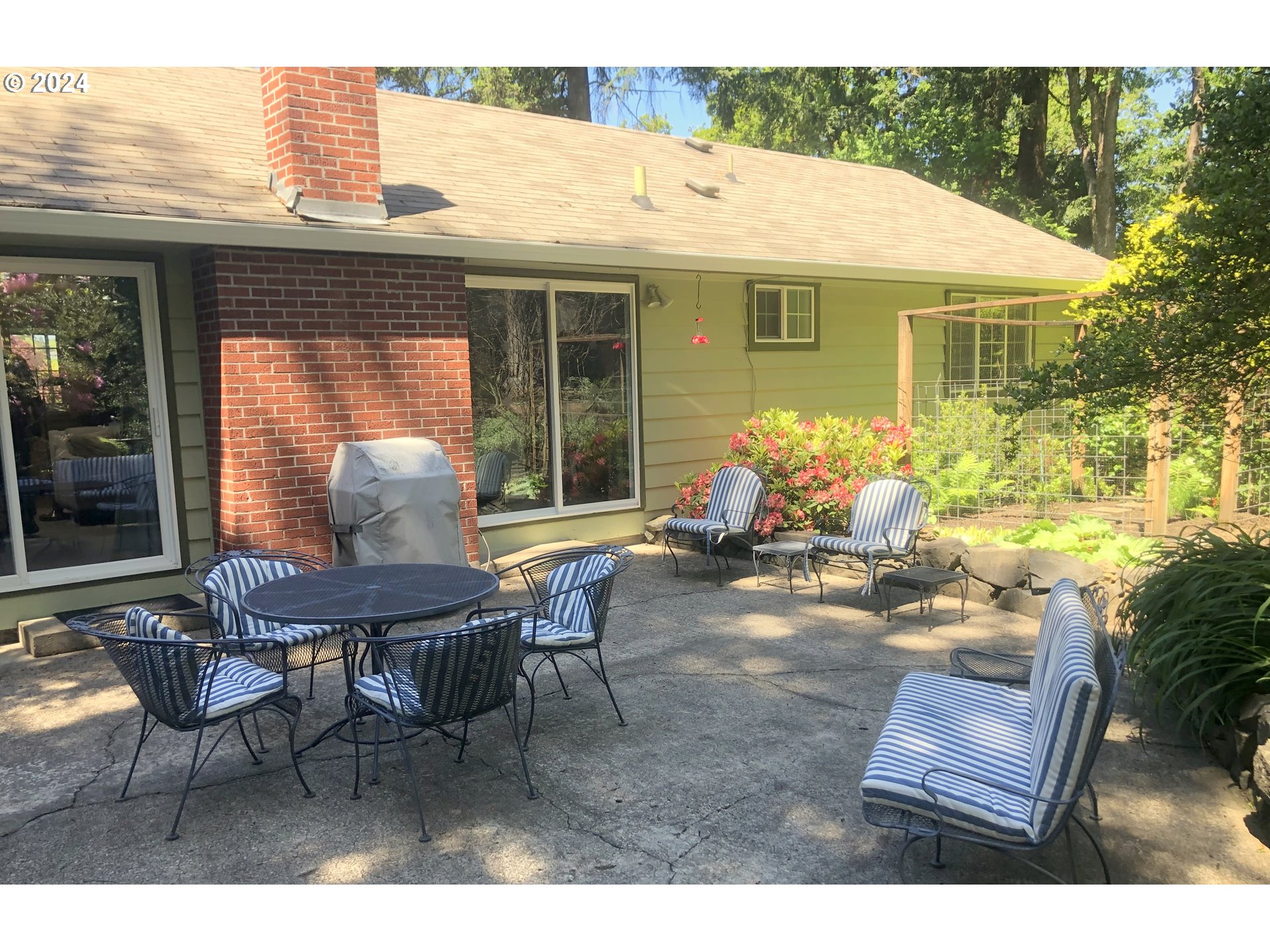 3055 Charnelton Street Eugene, OR 97405 - Photo 38 of 45 a backyard of a house with table and chairs