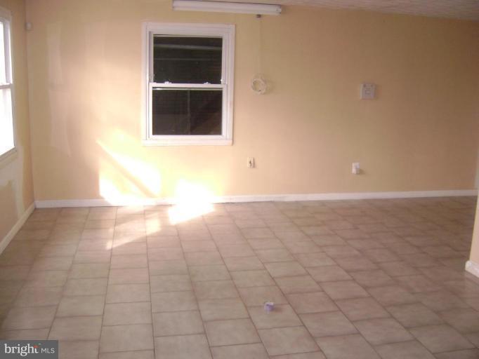 7600 Burnside Road Hyattsville, MD 20785 - Photo 3 of 7 Living Room